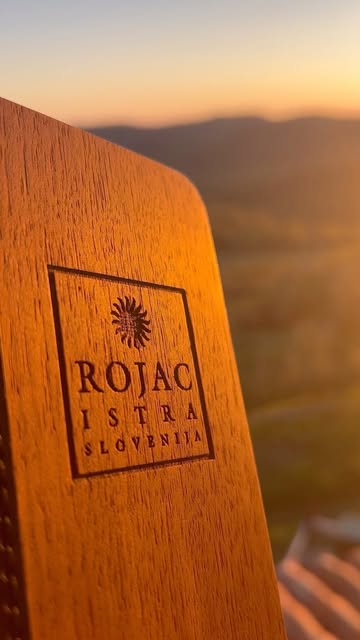Znak Rojac Istra v večerni svetlobi